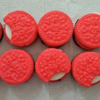 Coklat Karakter Oreo Merah